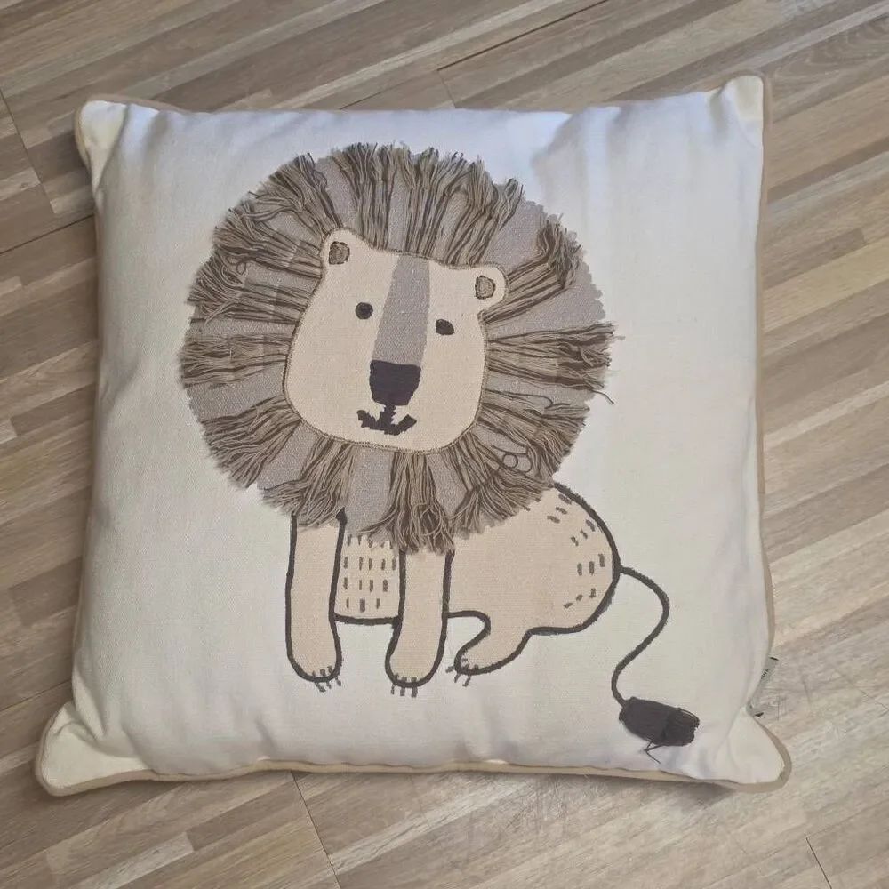 🇬🇪🔺️Ivory w/Tan 3D Lion Oversized 19x19 Throw Pillow